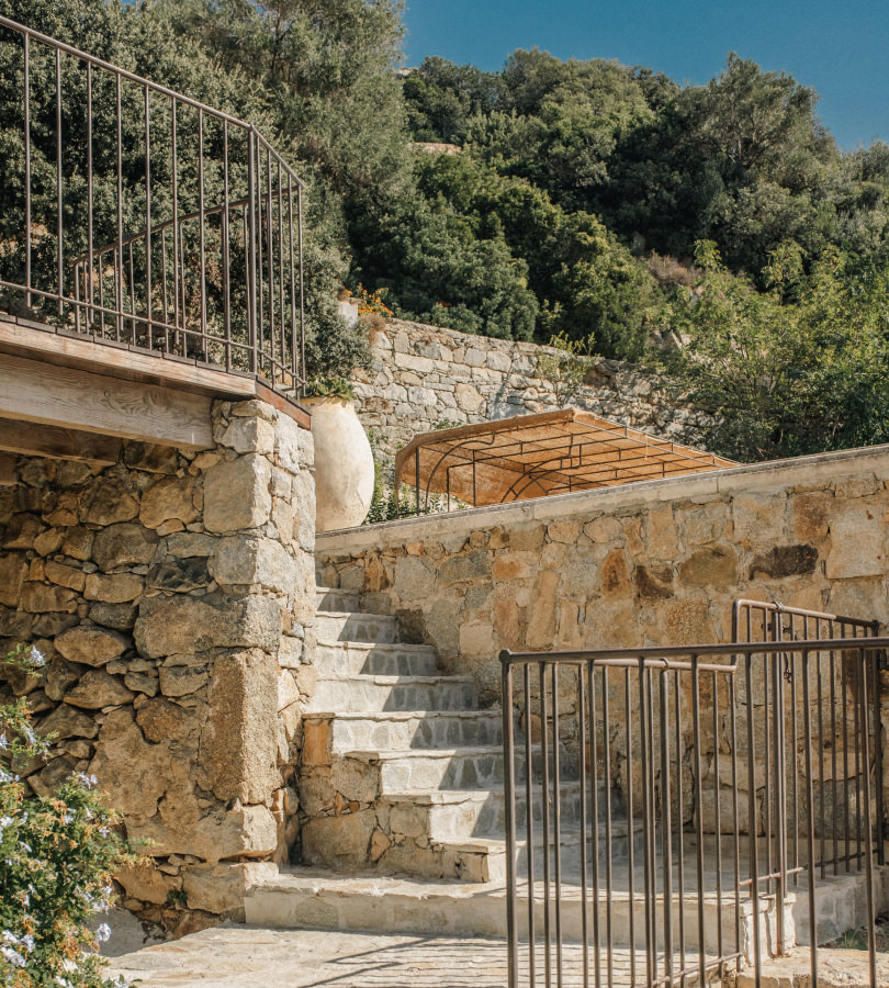 escalier-piscine-funtanella-lumio